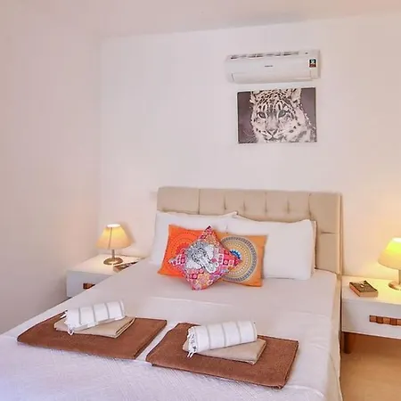 Willa Manuel, Kas Peninsula *